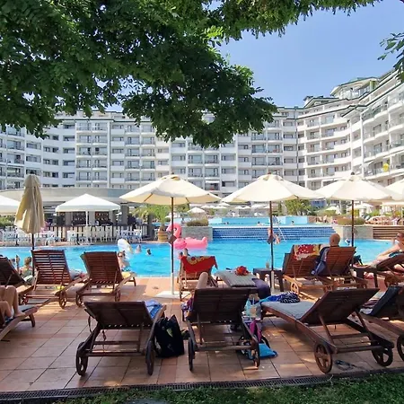 Emerald Welnes & Διαμέρισμα Ράβντα